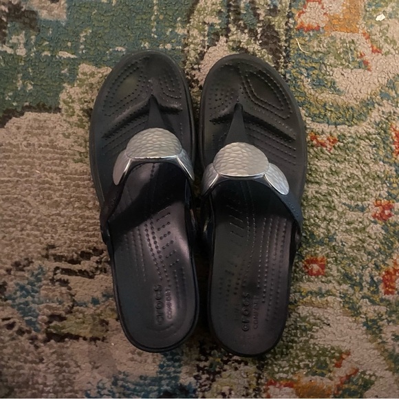 CROCS women’s Sanrah Hammered Black and Gray Flip-Flops 10 - Picture 1 of 4
